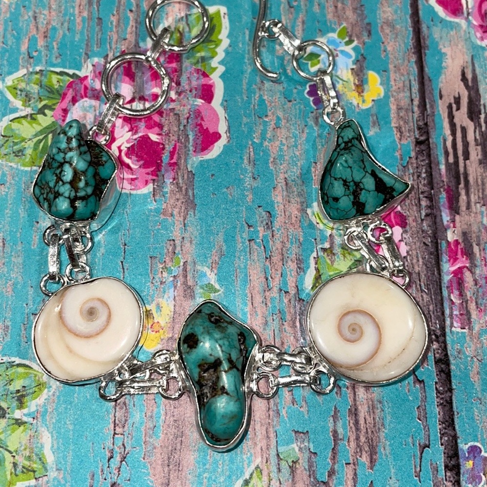 Shiva Shell & Howlite Bracelet - Picture 4 of 11